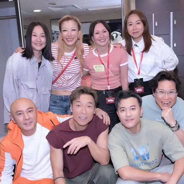盈利网 张卫健太太罕见现身，与郑秀文等人合影被指憔悴，两地分居多年
